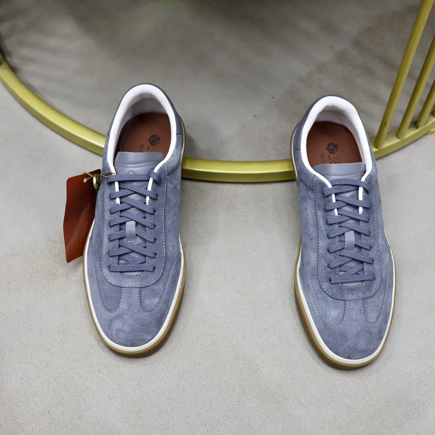 Ex-factory price: 560💰Loro Riana men’s moral training sneakers! Made from high-quality materials and designed in a low-cut silhouette, it offers an elegant and stylish look that's suitable for year-round wear. The unique double-layer sole aesthetic design, caramel cup-shaped outsole is decorated with off-white rubber trim, creating an attractive color combination. Pair with tailored pieces or jeans for a sophisticated yet casual look. The heel is decorated with soft cow leather tongue with Kummel color inserts and cotton laces with embossed LP logo. Upper: cow split suede. Lining: original thickened soft sheepskin. Size: 38-39-40-41-42-43-44 (customized in 45.46)